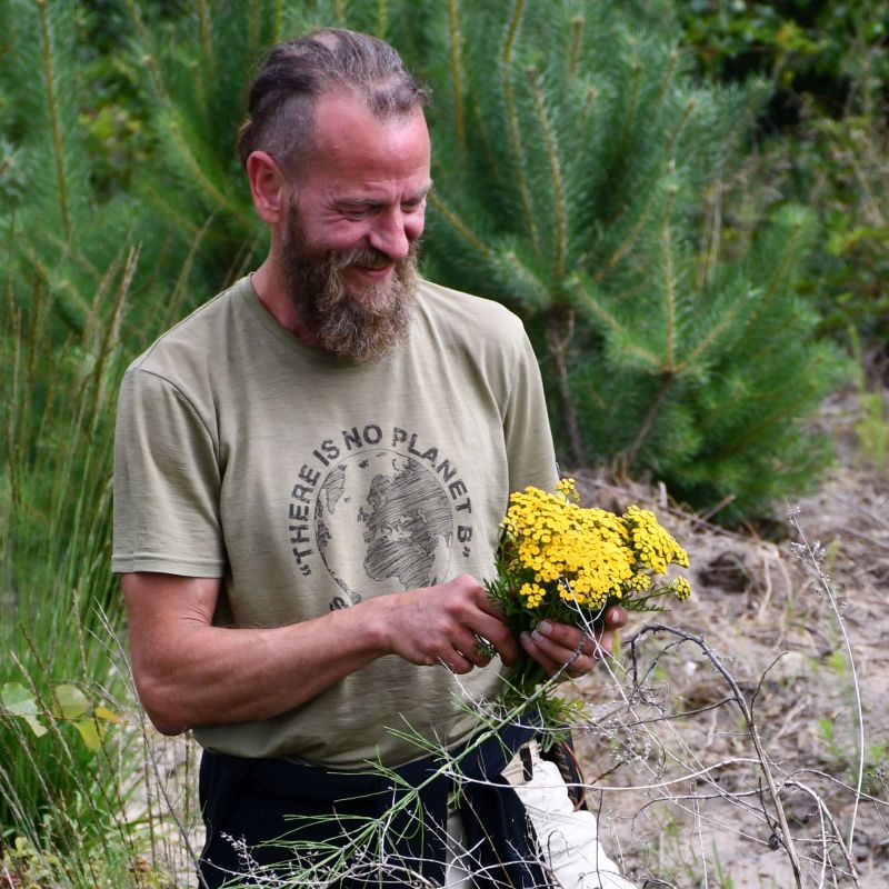 Florian Köhler sammelt Heilkräuter in der Natur – hilfreich bei Erschöpfung - neue Kraft sammeln.