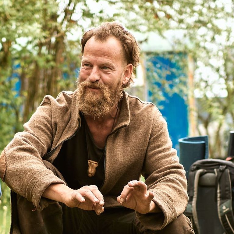 Systemischer Coach Florian Köhler erklärt schmunzelnd Ansätze zur Burnout-Prävention.