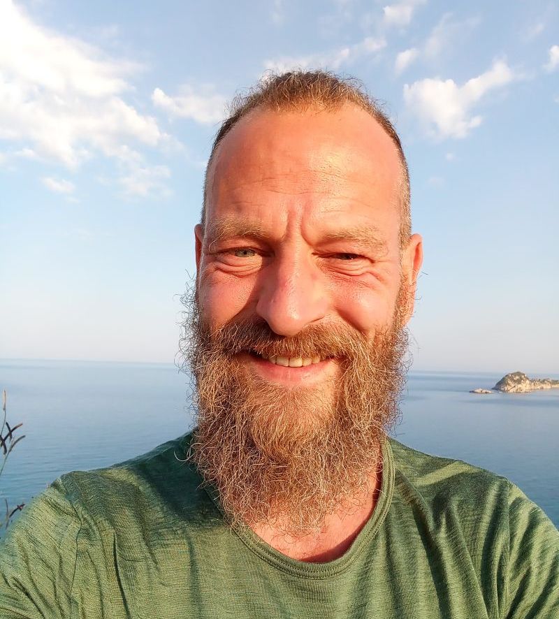 Portrait von Florian Köhler auf Korfu mit freundlichem, direktem Blick in die Kamera.