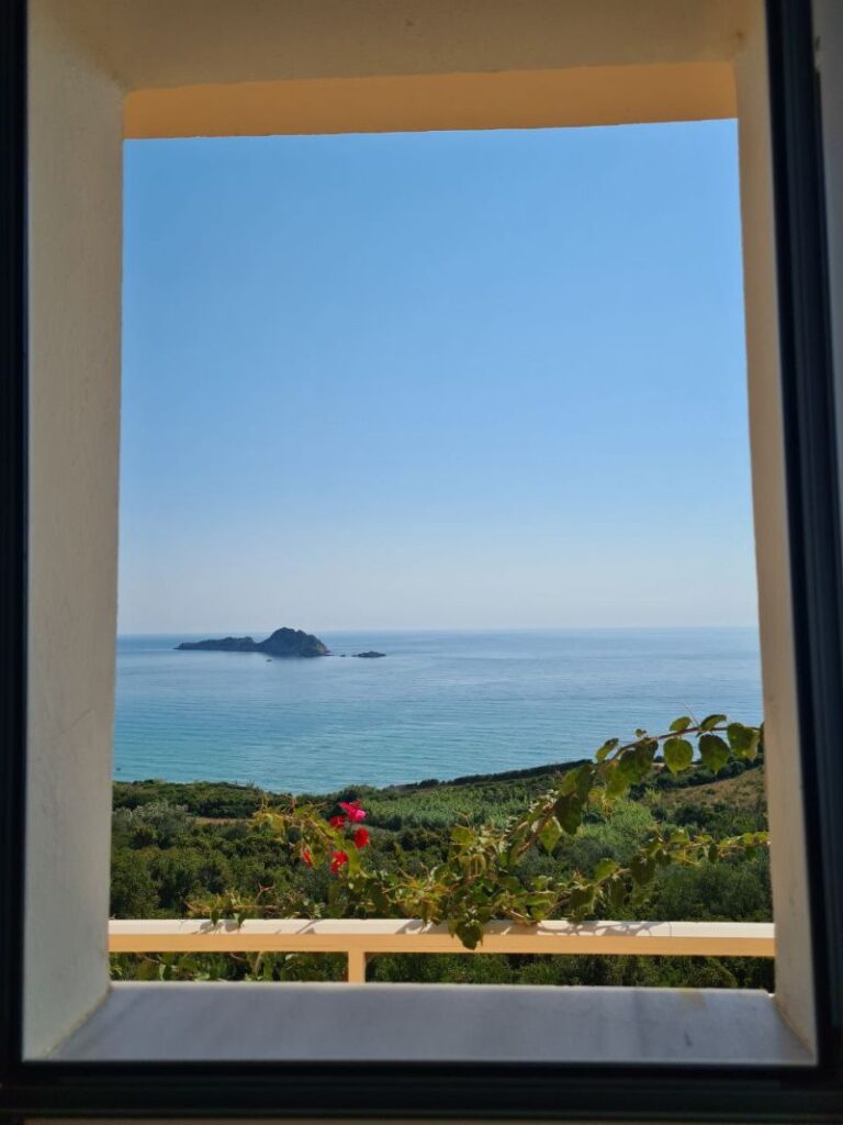 Blick aus dem Fenster - Der Ouranos Club auf Korfu mt seinem einzigartigen Seminarraum bietet Weite und Geborgenheit.