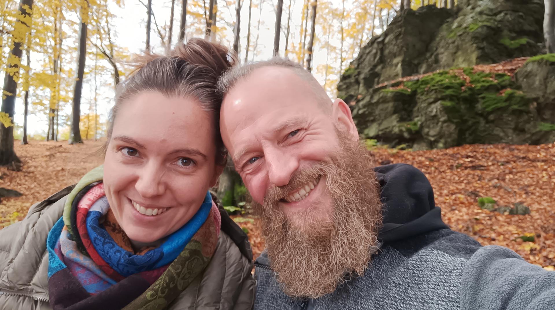 Portrait von Anna und Florian im Herbstwald