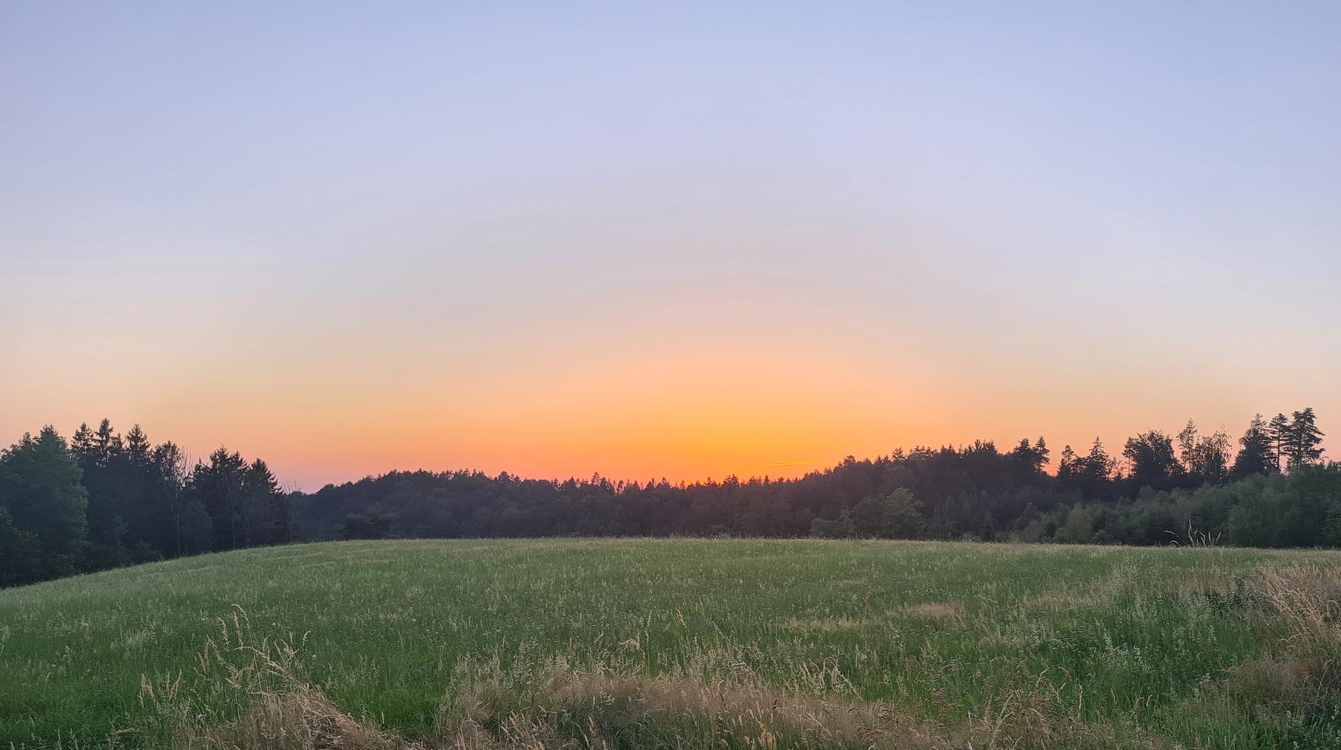 Sonnenuntergang am Kobernaußerwald - direkt vor der Ferienwohnung Perle am Kobernaußerwald.