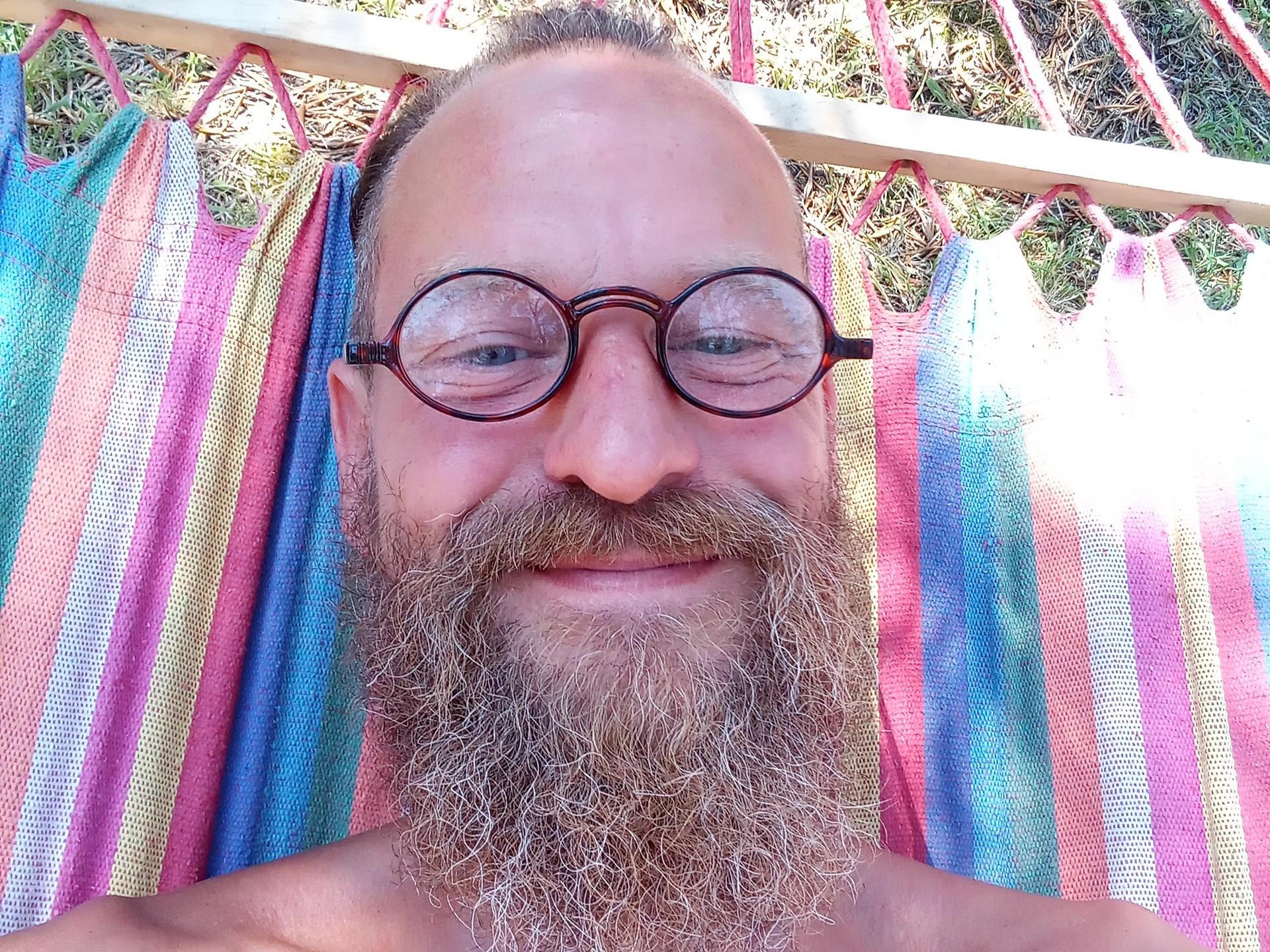 Florian Köhler auf Korfu in einer Hängematte im Olivenhain des Ouranos Clubs