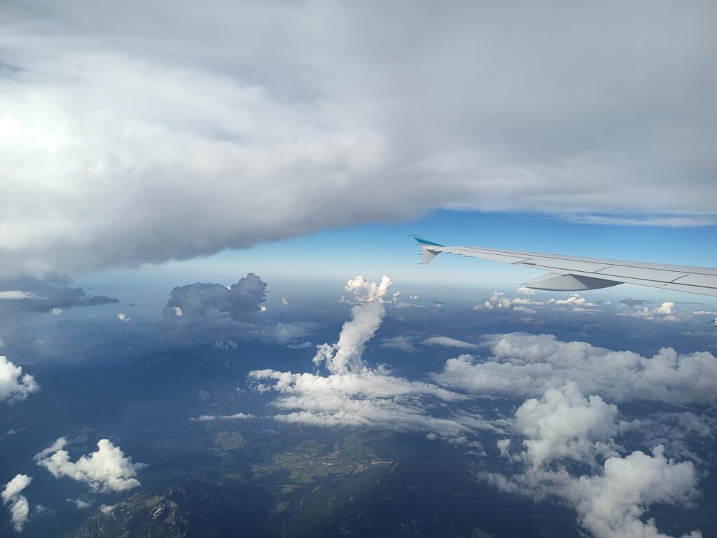 Blick aus dem Fenster eines Flugzeugs beim Flug nach Korfu