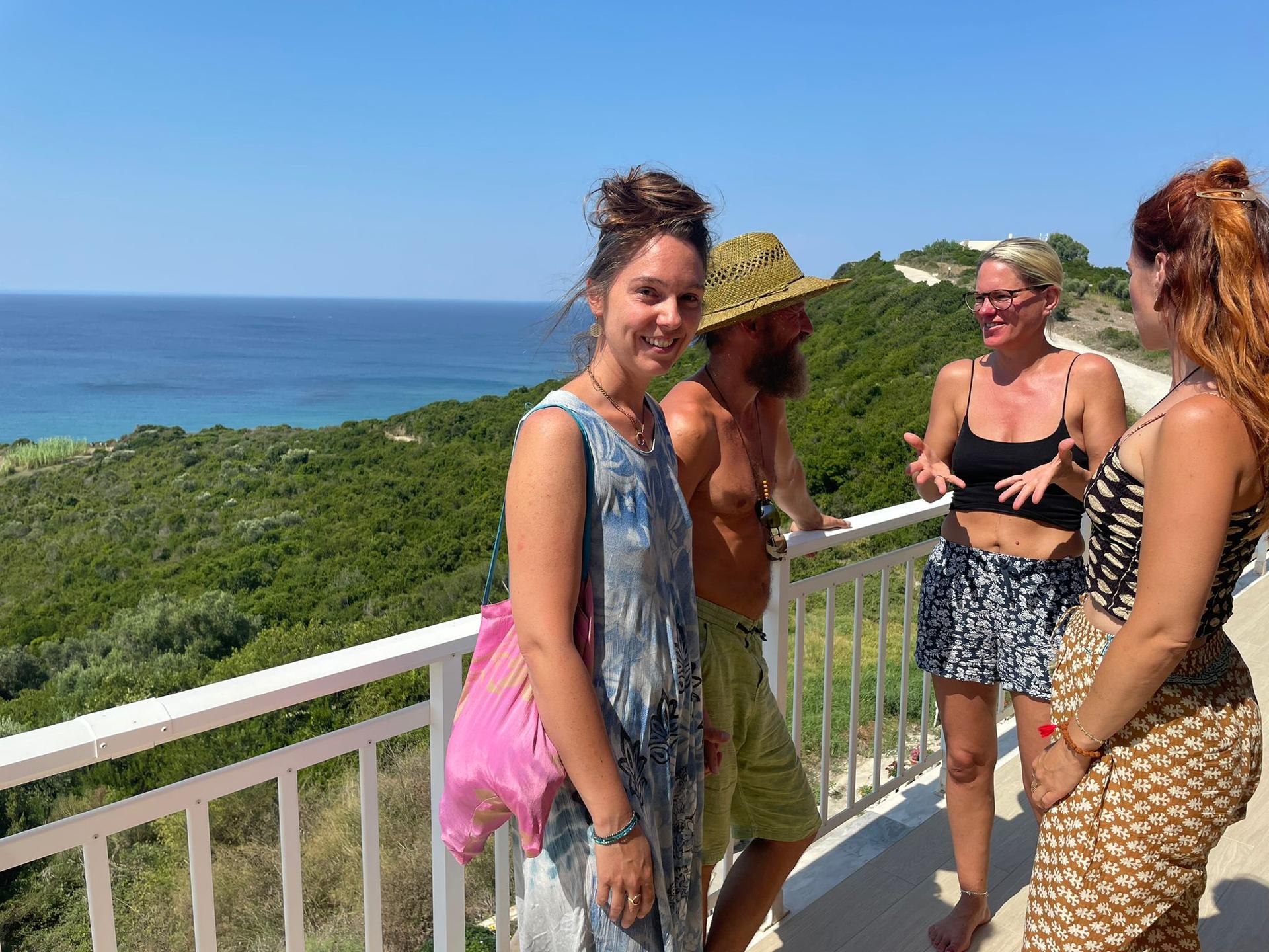 Gruppe beim Austausch während eines Meditationsretreats auf Korfu