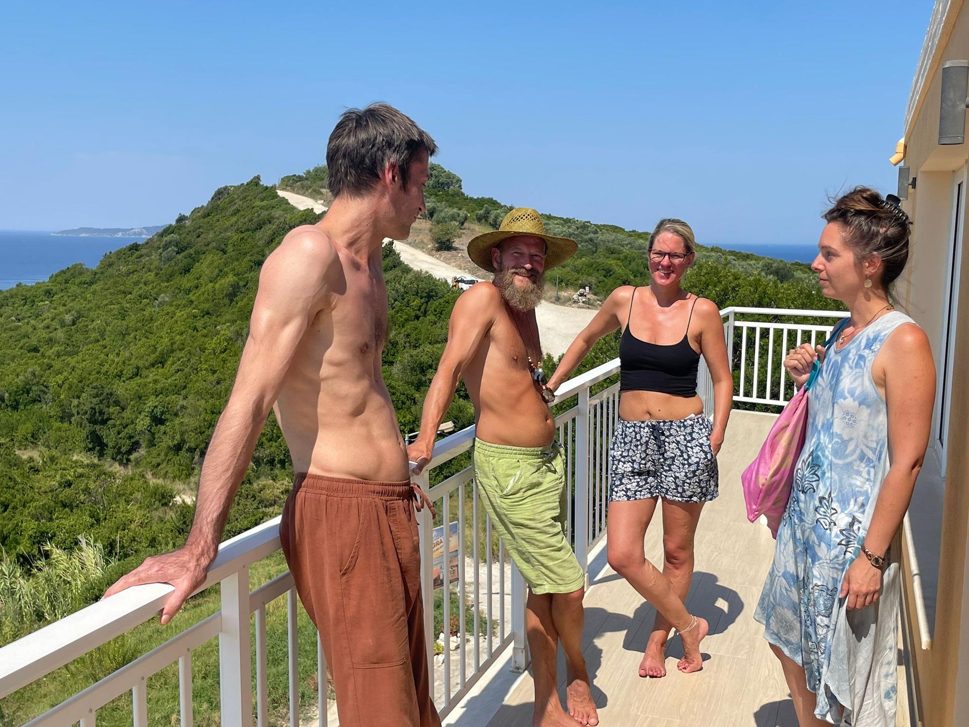 Kleine Gruppe beim Meditationsretreat auf Korfu auf dem Balkon des Seminarraums Thalassa in der Pause